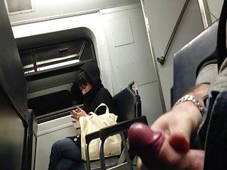 Porno skrivena kamera "bljesak" u voz pogled sliku spermu vozu